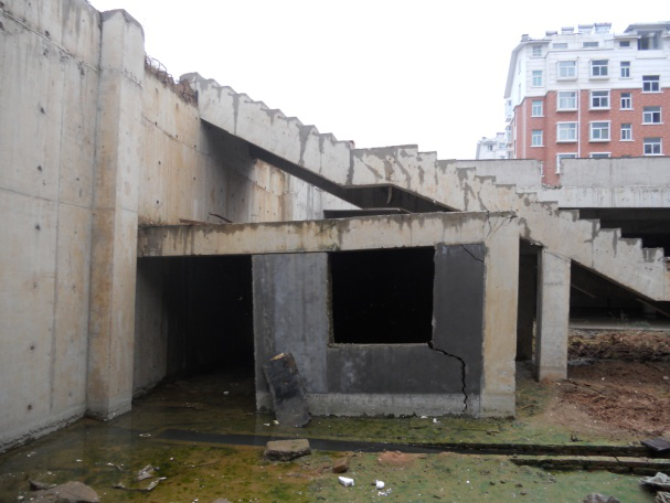 （2011年）平邑明德花園超市（地下），因地下水位變化導致框架梁、柱開裂